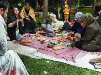 DEPREMLERİN ARDINDAN İSTANBULLULAR GECEYİ SOKAKTA GEÇİRDİ