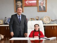PENDİK İLÇE MİLLİ EĞİTİM MÜDÜRÜ ERTAN SAYGIN 23 NİSAN'DA MAKAMINI ÇOCUKLARA DEVRETTİ
