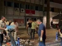 İZMİR'DE GREV SÜRÜYOR; BELEDİYE BAŞKANI CEMİL TUGAY KORDON'DA ÇÖP TOPLADI
