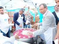 BAŞKAN AHMET CİN MUHARREM AYI NEDENİYLE VATANDAŞLARA AŞURE İKRAMINDA BULUNDU