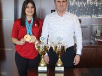 KİCK BOKS DÜNYA ŞAMPİYONU SÜMEYYE HATUN'DAN KAYMAKAM MEHMET YILDIZ'A ZİYARET