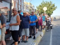 ALTINOLUK'TA HALK EKMEK KUYRUĞU:EMEKLİLER EKMEK ALBAİLMEK İÇİN ERKEN SAATLERDE SIRAYA GİRİYOR