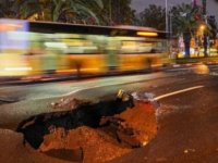 SAĞANAK YAĞIŞ İSTANBUL'DA YOLU ÇÖKERTTİ