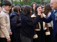 BAŞKAN YILDIRIM, BAYRAK TÖRENİNDE ÖĞRENCİLERLE BİR ARAYA GELDİ