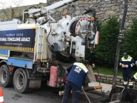 YAĞMUR SUYU KANALLARINI VE MAZGALLARI TEMİZLİYORLAR