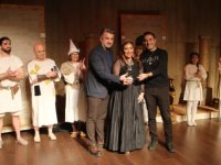 KARTAL'DA TİYATRO RÜZGARI: HAFTA BOYUNCA PERDELER KAPANMIYOR!