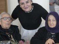 KARTAL BELEDİYESİ'NDEN 'YAŞLILARA SAYGI HAFTASI'NDA HUZUREVİ SAKİNLERİNE ANLAMLI ZİYARET