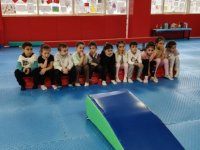 PENDİK’TE MİNİKLERE YÖNELİK JİMNASTİK EĞİTİMLERİ SÜRÜYOR