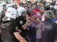 İZMİR'DE MİTİNG GERGİNLİĞİ: CUMHURİYET MEYDANI'NDA POLİS MÜDAHALESİ