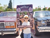 TUZLA'DA NOSTALJİ RÜZGARI: KLASİK OTOMOBİLLER SAHİLDE BULUŞTU