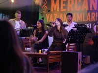 AKADEMİ SANAT ÖĞRENCİLERİNDEN MERCAN YAZ AKŞAMLARINDA AÇIK HAVA KONSERİ
