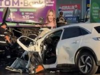 KÜÇÜKÇEKMECE D-100'DE FECİ KAZA: OTOMOBİL İETT OTOBÜSÜNE ÇARPTI 3 KİŞİ HAYATINI KAYBETTİ