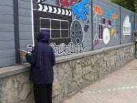 TUZLA'DA GENÇLER SANATTA BULUŞTUKLARI MEKANIN DIŞ DUVARLARINI RENKLENDİRDİ
