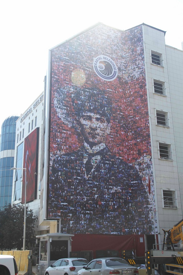 ataturkun-portresi-belediye-binasinin-duvarlarini-susluyor-1.jpg