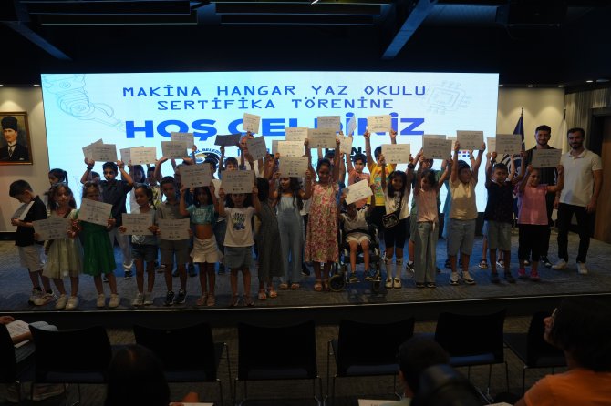 kartal-bilim-muhendislik-ve-teknoloji-merkezinde-sertifika-toreni-duzenlendi-4.jpeg