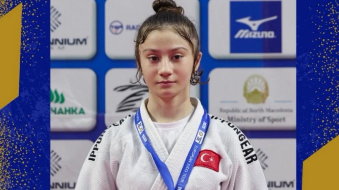 semanur-yuksel-3-foto.jpeg